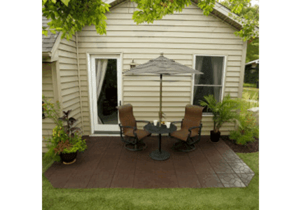 Dual-Sided Paver Tile in Red Cobble Pattern on Patio